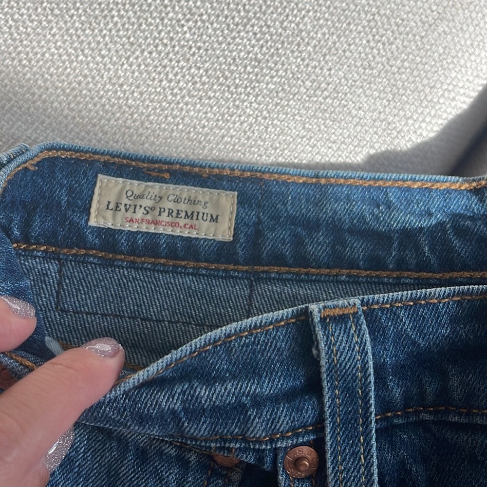 Levi's Women's Straight Leg Jeans in Medium Blue Wash - Picture 6 of 7